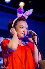 组图：徐佳莹中秋深圳送玉兔 红衣兔耳朵俏皮