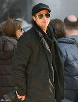 高清图：朱莉现身匈牙利 皮特贴身随行蜜吻秀恩爱