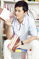 组图： 叶祖新帅气初秋写真阳光明朗