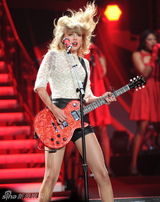 组图：泰勒蕾丝爆乳女王范 玩跳水热拥绯闻男友