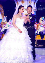 组图：孙茜婚礼内场 孙茜下跪给家长奉茶