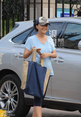 马雅舒挺大肚逛超市 空手而归路边摊买水果(图)