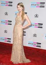 高清组图：泰勒-斯威夫特性感抹胸亮片礼服亮相