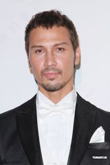 组图：林莉披翡翠装婚纱 直言不为试爱而拍拖