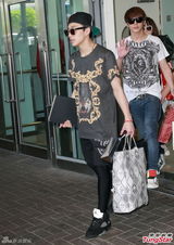 组图：韩国男团B.A.P.访港 粉丝接机送礼物