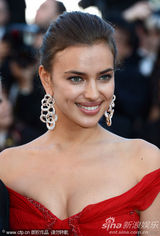 组图：C罗超模女友戛纳走秀展玉腿深沟