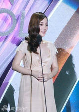 组图：李小璐秀白皙美乳 孕后上围暴涨