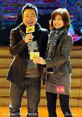 幻灯图集：黎耀祥邵美琪亮相 亲密互动笑声满天飞 