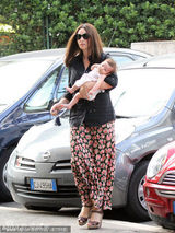 幻灯图：莫妮卡-贝鲁奇产后三月复出 抱宝宝如玩具