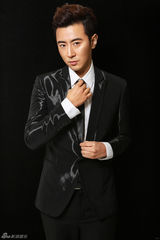 组图：高梓淇型男写真 黑西装化身职场绅士