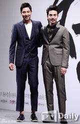 组图：宋智孝马尾白裙清秀亮相《天命》发布会