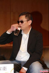 组图：王家卫55岁生日 携爱妻书展办讲座