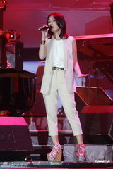 组图：黄韵玲香港开唱大方露背 赞杨千嬅够义气