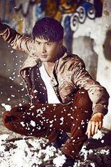 组图：张天其硬朗写真 展型男气质