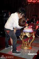 幻灯组图：沈玉琳平安夜庆生 告别单身向女友求婚