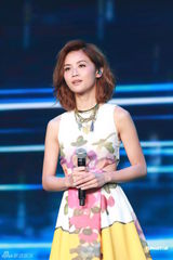 组图：陈思思开唱人气火爆 曾志伟主持twins任嘉宾