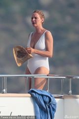 组图：乌玛与男友游艇调情 老式泳装巨奶下垂