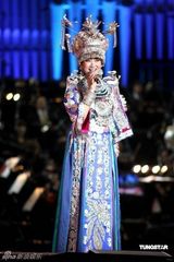 幻灯图：宋祖英演唱会造型华丽 牵手周杰伦唱老歌