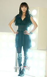 组图：韩女星徐孝明拍个人写真 大卷发俏皮可爱