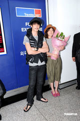 幻灯图：玉木宏携上野树里抵港 笑容满面态度亲民