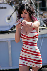 组图：凯蒂-佩里美艳写真 爆乳歌姬猫眼迷人