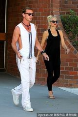 组图：史蒂芬妮夫妇运动完毕扫货 儿子兴高采烈