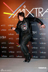 高清图：江若琳动感秀春装 张继聪曝全家周末总动员