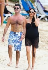 组图：毒舌评委西蒙半裸漫步 怀孕女友肚大如箩