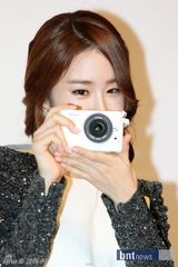 组图：韩星刘仁娜为相机站台宣传 秀甜美可人笑容