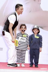 组图：刘德华签售摆造型逗小歌迷 坦言曾打美白针