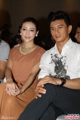 组图：吴奇隆帅气宣传新剧 甘婷婷超大项链抢镜