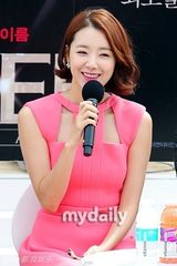 组图：金宣儿中性风亮相釜山 西装黑超帅酷