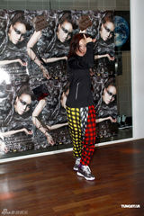 高清图：容祖儿为演唱会彩排 地狱式拉筋刻苦训练