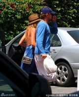 组图：莱昂纳多莱弗利逛街 蓝色情侣装甜蜜示人