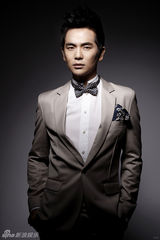 组图：张晓龙魅力大片演绎优雅绅士