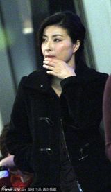 组图：郭晶晶秀场PK杨幂 深V礼服性感大气