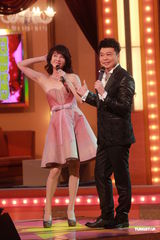 组图：谭咏麟关心妍台上合唱 众星现身无线电视城