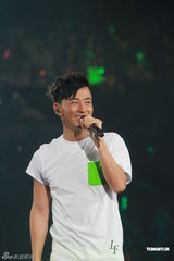 组图：林峰红馆个唱收官帅气引尖叫 草蜢关菊英助阵