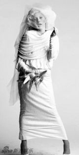 组图：Lady Gaga皮革网袜狂野 与男友甜蜜热吻