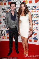 组图：克鲁尼旧爱丽莎丰胸勾人 紧身白裙秀S曲线