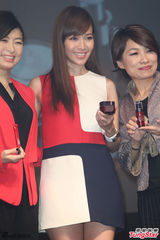 组图：侯佩岑撞色裙装亮相 优雅十足秀长腿