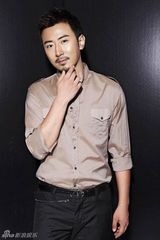 组图：高梓淇拍摄全新写真 性格胡须造型曝光