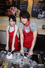 组图：郭品超陈怡蓉新剧收视飘红慰劳粉丝