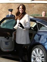 组图：凯特探访儿童慈善机构 获赠可爱毛绒玩具