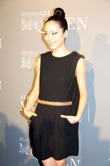 组图：江一燕助阵国际品牌首秀 魅惑眼妆大玩颠覆