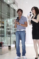 组图：贺军翔现身上海捞金 打造摩登时尚新造型