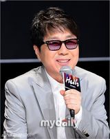 组图：韩国老牌歌手赵容弼第19张专辑发布