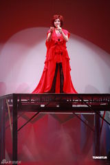 组图：张德兰香港再开唱 张敬轩获邀作嘉宾