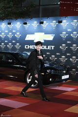 独家高清：GD获年度时尚大奖 李钟硕等亮相红毯