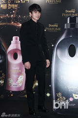 组图：李栋旭正装出席活动 闭目闻香神情迷人